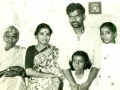 ತಾಯಿ ನಂಜಮ್ಮ, ಪತ್ನಿ ಸುಮಿತ್ರ, ಮತ್ತು ಮಕ್ಕಳು ಉಜ್ವಲಾ-ಮಿತಾರೊಂದಿಗೆ